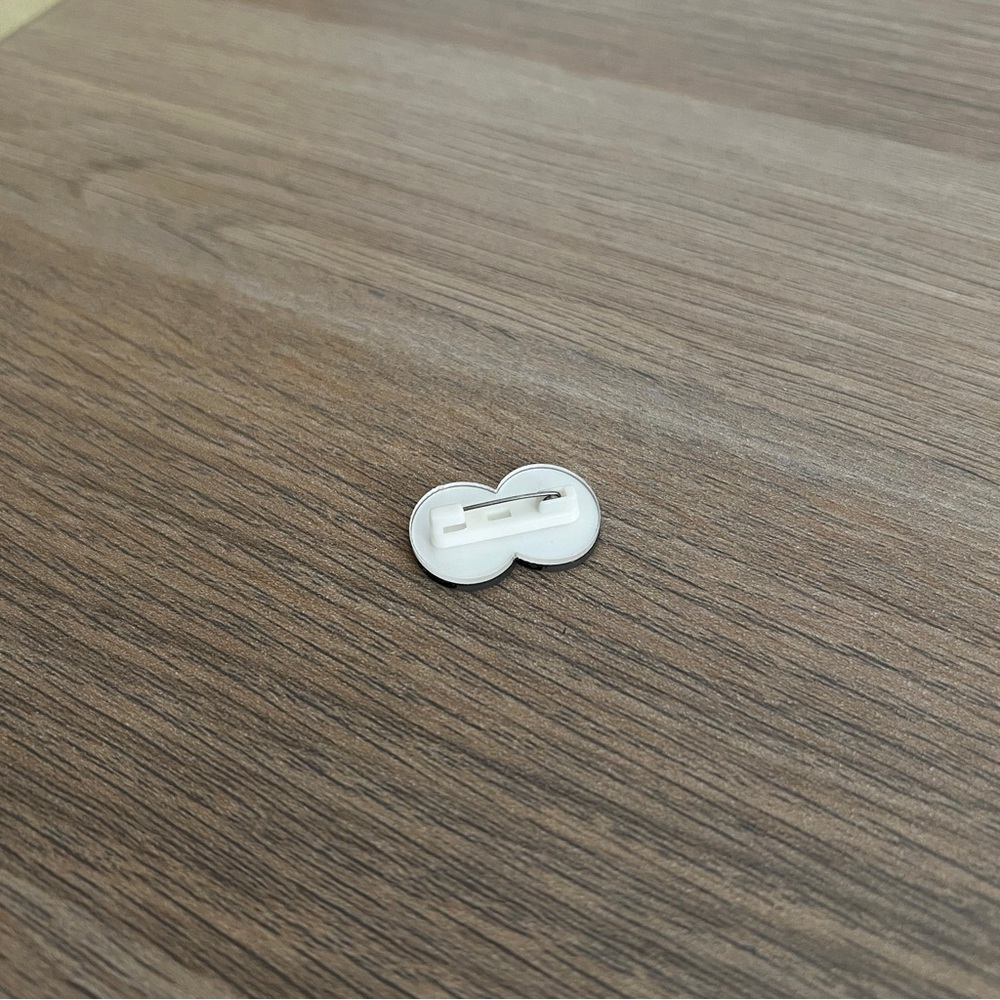 Side Eye Cartoon Pin Accessory - Picture 2 of 3